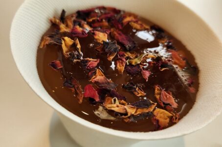 アラブ首長国連邦(UAE)の白いレストランでランチ。