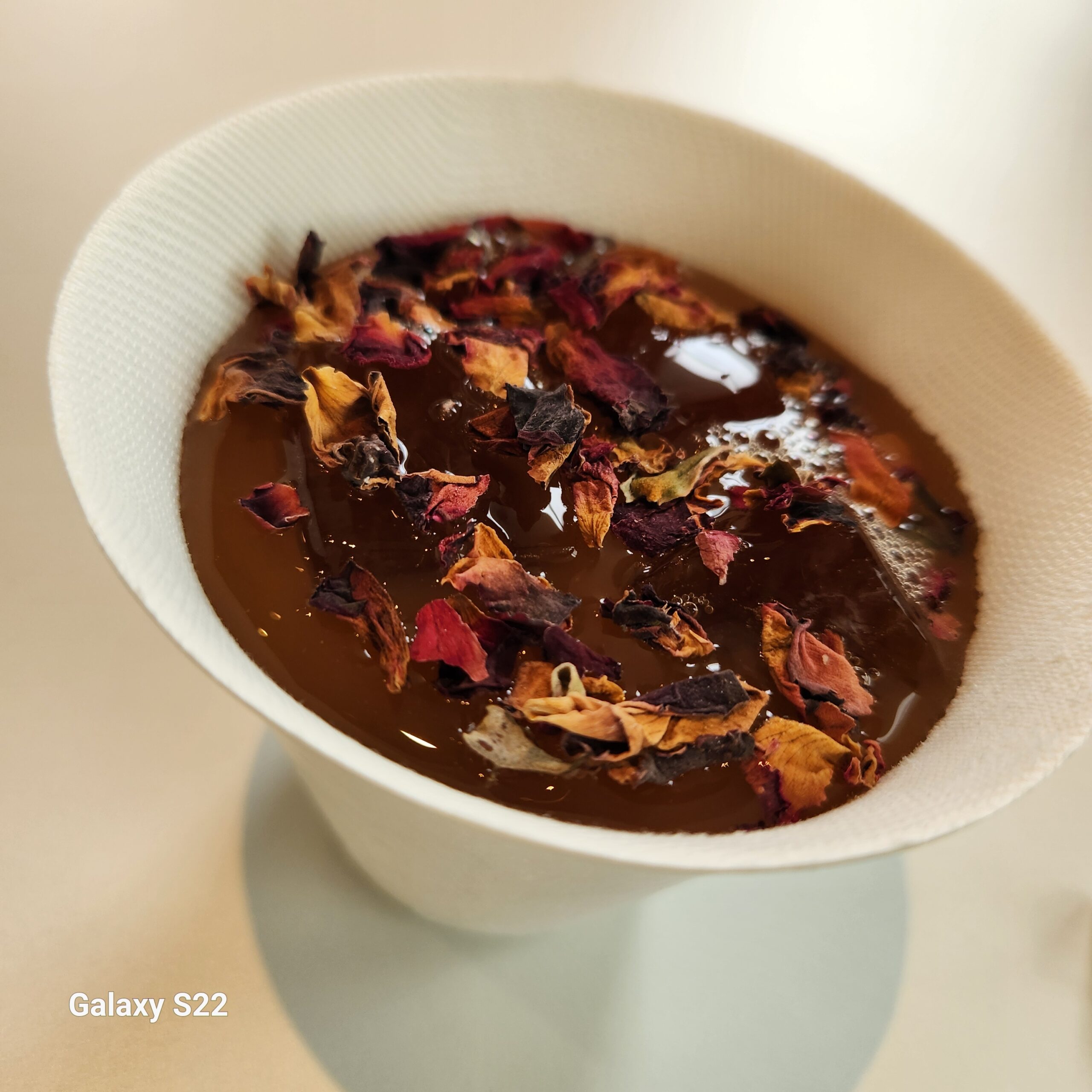 アラブ首長国連邦(UAE)の白いレストランでランチ。